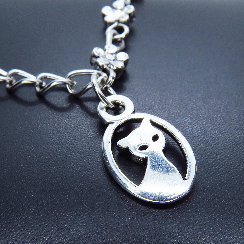 小さな可愛い花柄モチーフのチェーンと猫のチャームのシルバーカラーブレスレット アジャスター付