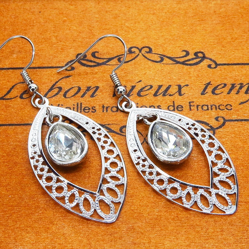 シルバーカラー 透かしアラベスク調のティアドロップ(しずく型)ピアス ラインストーン サージカル可