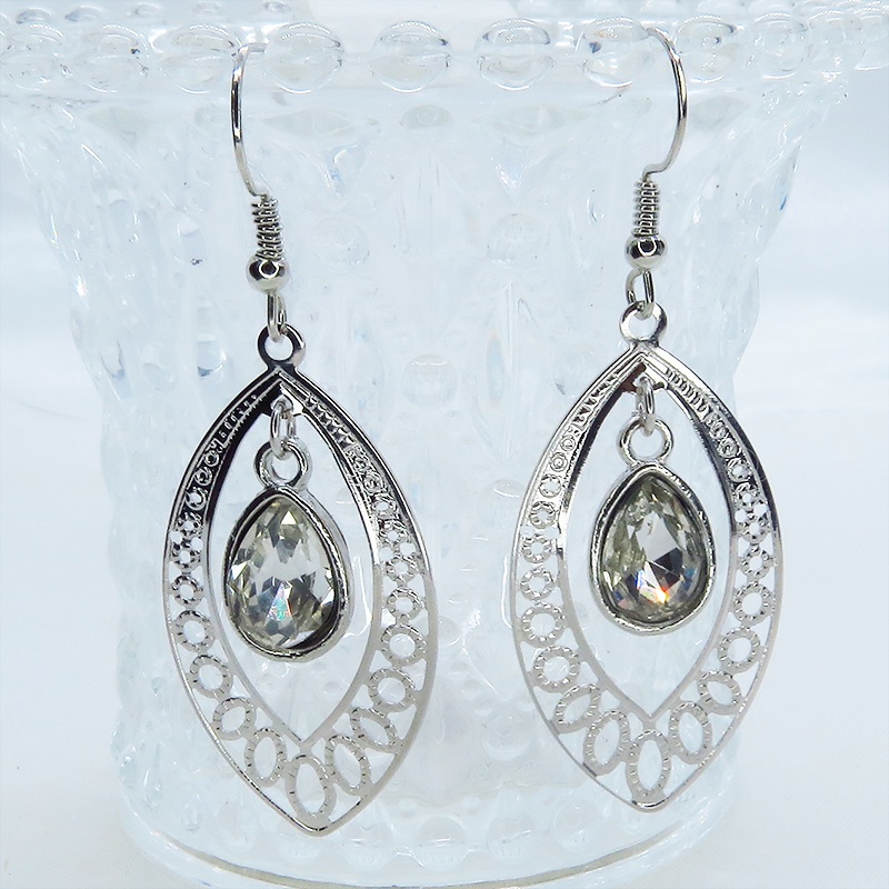 シルバーカラー 透かしアラベスク調のティアドロップ(しずく型)ピアス ラインストーン サージカル可