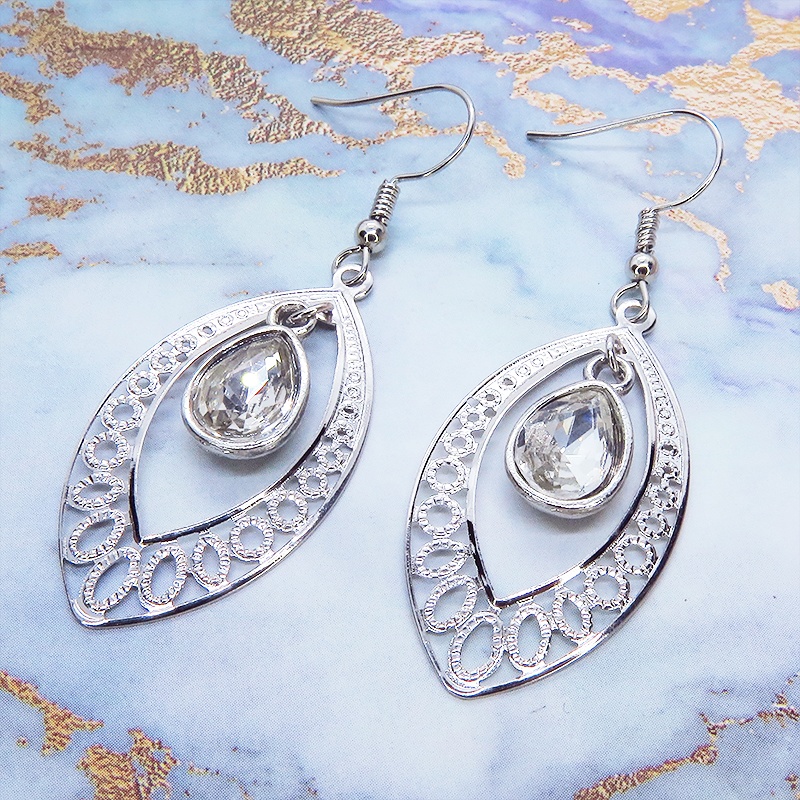 シルバーカラー 透かしアラベスク調のティアドロップ(しずく型)ピアス ラインストーン サージカル可