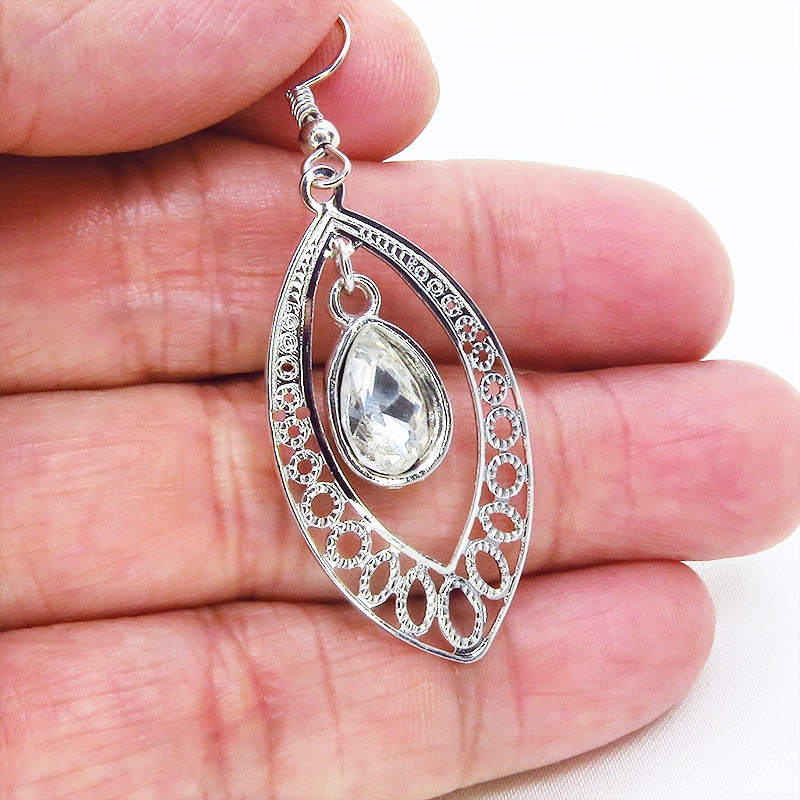 シルバーカラー 透かしアラベスク調のティアドロップ(しずく型)ピアス ラインストーン サージカル可