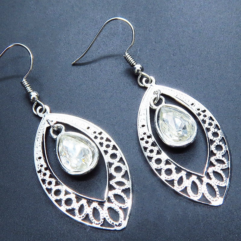 シルバーカラー 透かしアラベスク調のティアドロップ(しずく型)ピアス ラインストーン サージカル可