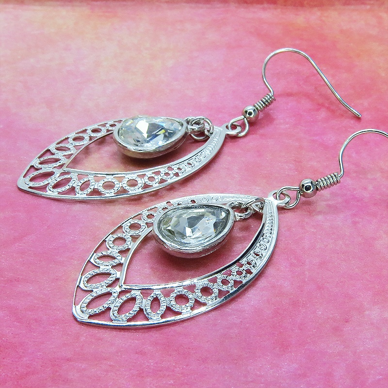 シルバーカラー 透かしアラベスク調のティアドロップ(しずく型)ピアス ラインストーン サージカル可