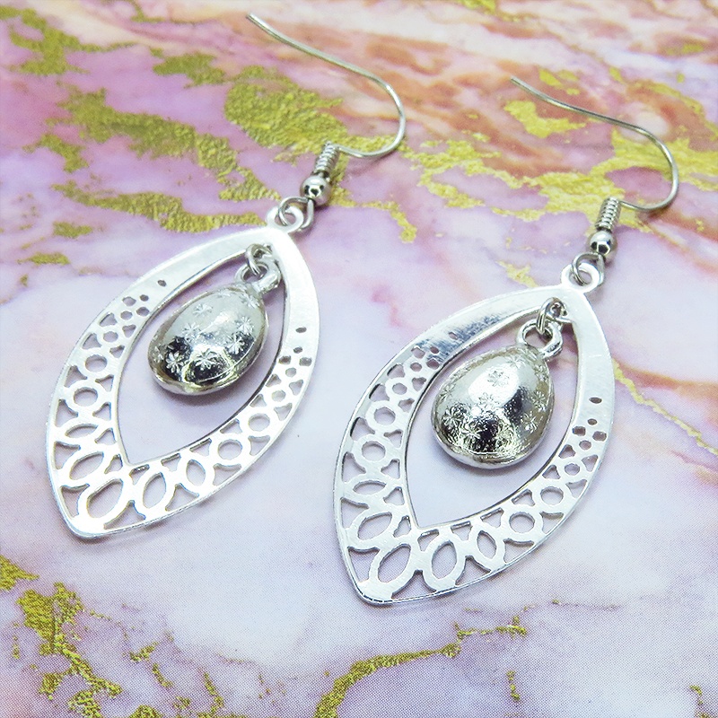 シルバーカラー 透かしアラベスク調のティアドロップ(しずく型)ピアス ラインストーン サージカル可