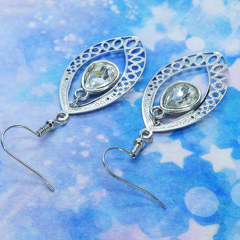 シルバーカラー 透かしアラベスク調のティアドロップ(しずく型)ピアス ラインストーン サージカル可