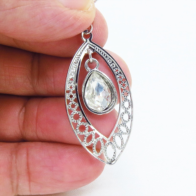 シルバーカラー 透かしアラベスク調のティアドロップ(しずく型)ピアス ラインストーン サージカル可