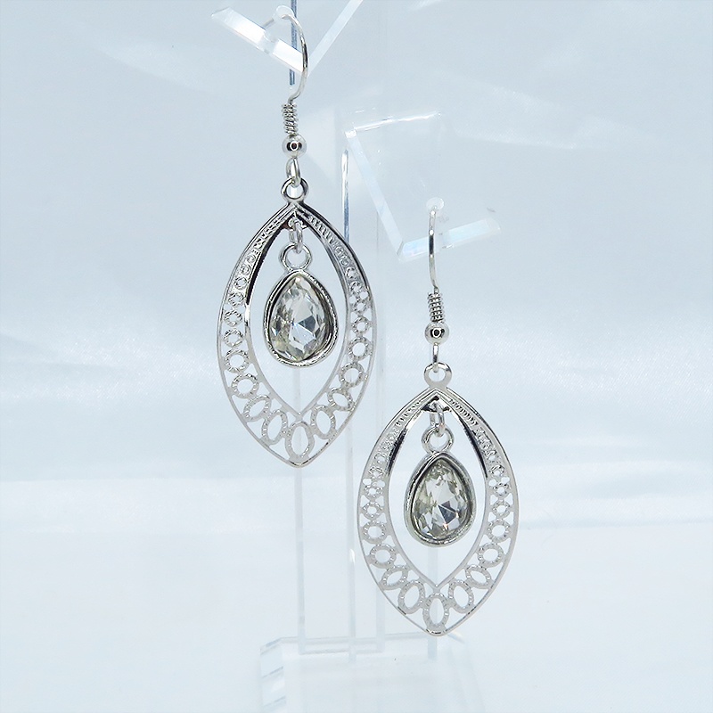 シルバーカラー 透かしアラベスク調のティアドロップ(しずく型)ピアス ラインストーン サージカル可