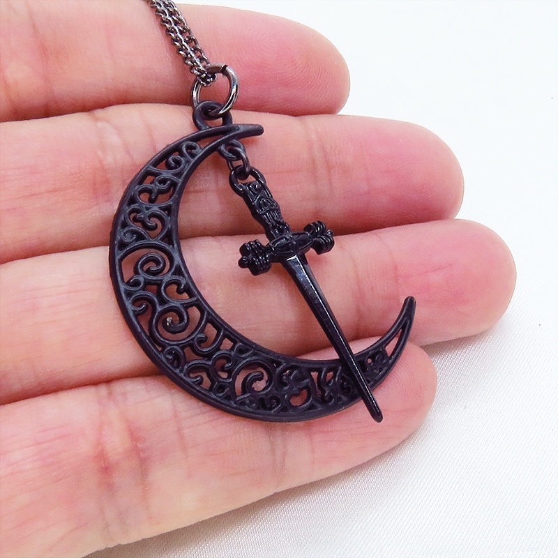 ゴシック調 アラベスクな透かし模様の入った黒の三日月とソード(剣)を組み合わせたペンダント・ネックレス アジャスター付