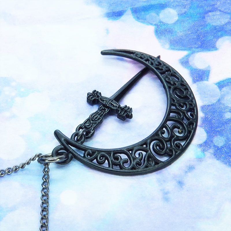 ゴシック調 アラベスクな透かし模様の入った黒の三日月とソード(剣)を組み合わせたペンダント・ネックレス アジャスター付