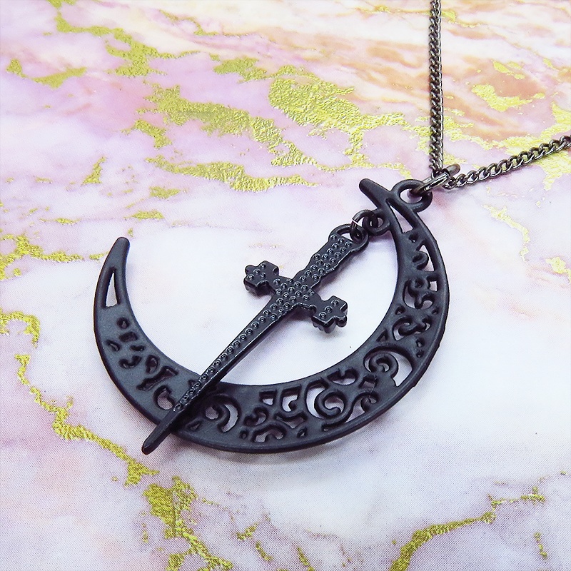 ゴシック調 アラベスクな透かし模様の入った黒の三日月とソード(剣)を組み合わせたペンダント・ネックレス アジャスター付