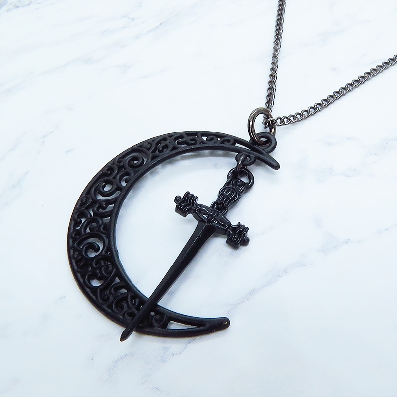 ゴシック調 アラベスクな透かし模様の入った黒の三日月とソード(剣)を組み合わせたペンダント・ネックレス アジャスター付
