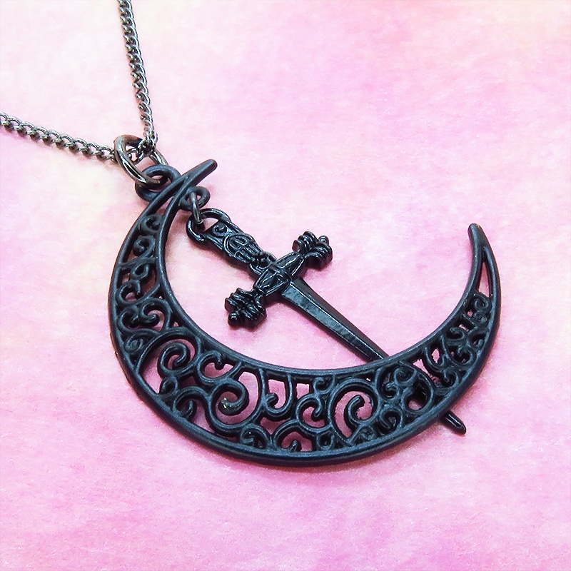 ゴシック調 アラベスクな透かし模様の入った黒の三日月とソード(剣)を組み合わせたペンダント・ネックレス アジャスター付