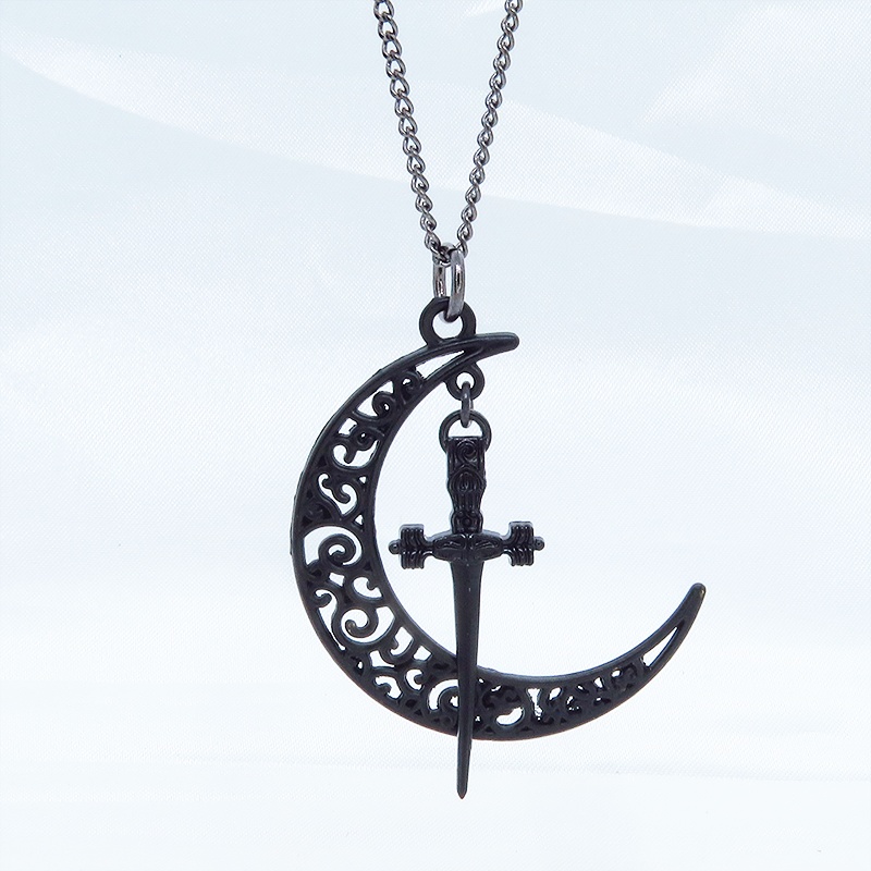 ゴシック調 アラベスクな透かし模様の入った黒の三日月とソード(剣)を組み合わせたペンダント・ネックレス アジャスター付