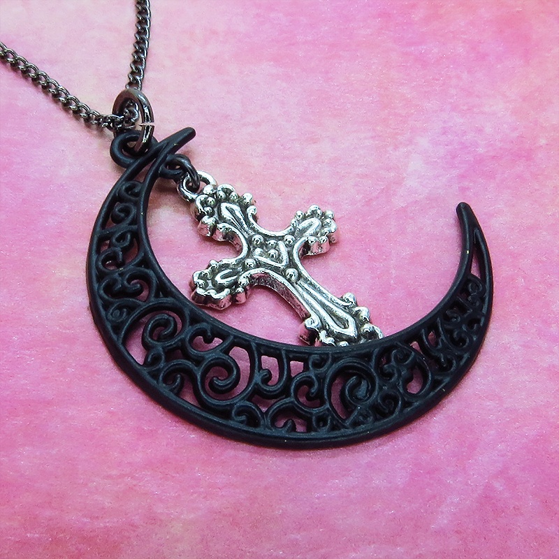 ゴシック調 アラベスクな透かし模様の入った黒の三日月とロザリオを組合わせたネックレス アジャスター付
