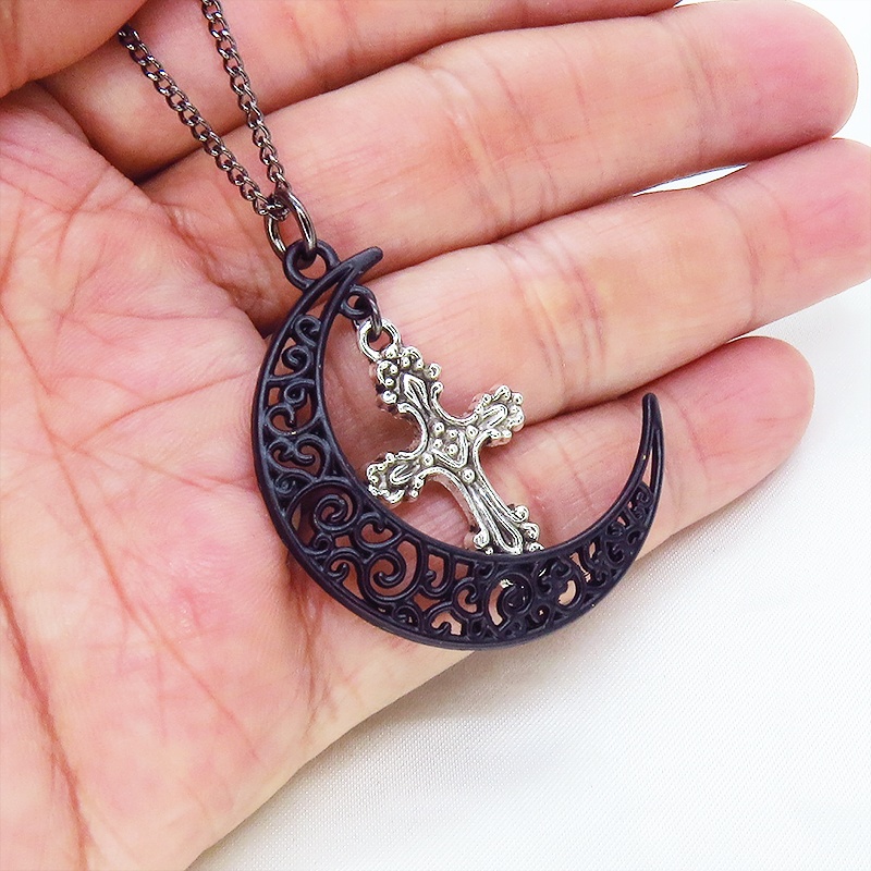 ゴシック調 アラベスクな透かし模様の入った黒の三日月とロザリオを組合わせたネックレス アジャスター付