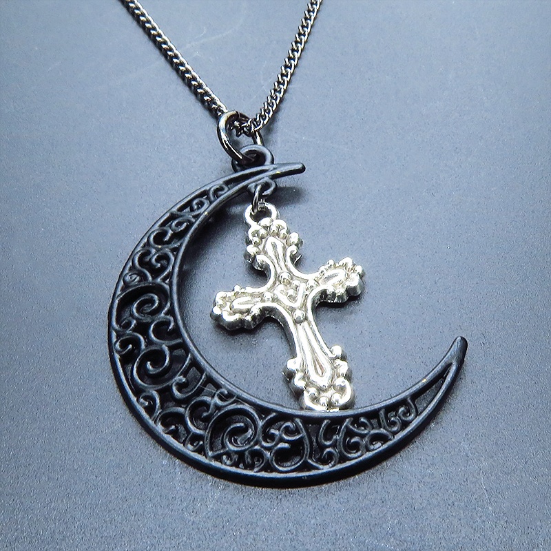 ゴシック調 アラベスクな透かし模様の入った黒の三日月とロザリオを組合わせたネックレス アジャスター付