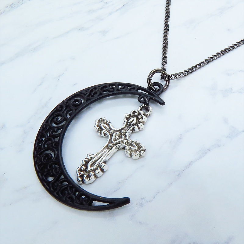 ゴシック調 アラベスクな透かし模様の入った黒の三日月とロザリオを組合わせたネックレス アジャスター付