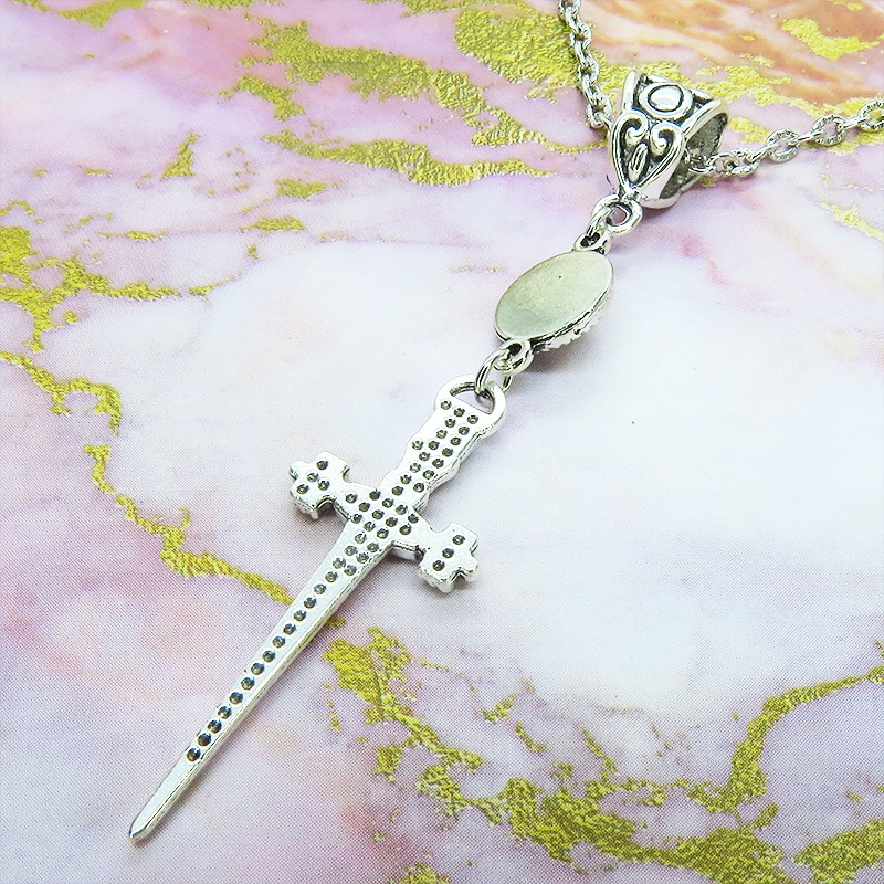 アンティークシルバー ソード(剣)とラインストーンのスリムでコンパクトなネックレス 長さ変更可
