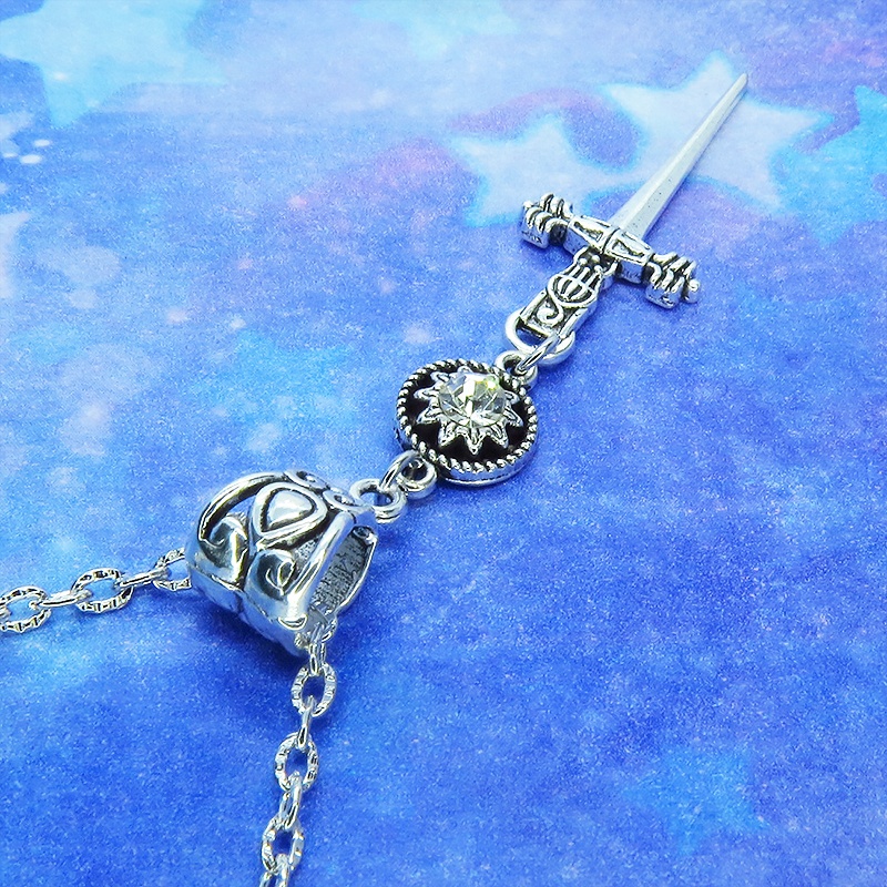 アンティークシルバー ソード(剣)とラインストーンのスリムでコンパクトなネックレス 長さ変更可