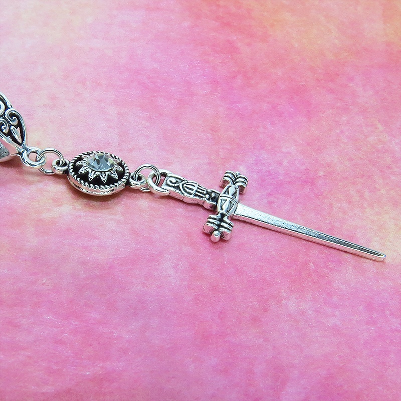 アンティークシルバー ソード(剣)とラインストーンのスリムでコンパクトなネックレス 長さ変更可