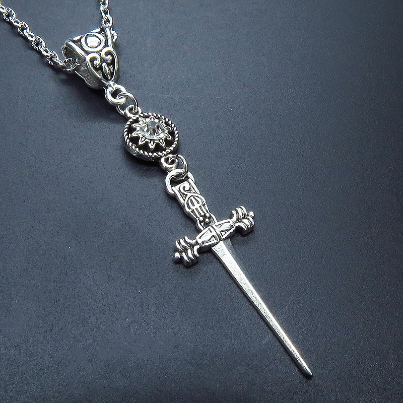 アンティークシルバー  ソード（剣）とラインストーンのスリムでコンパクトなネックレス 長さ変更可