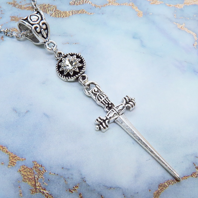 アンティークシルバー ソード(剣)とラインストーンのスリムでコンパクトなネックレス 長さ変更可
