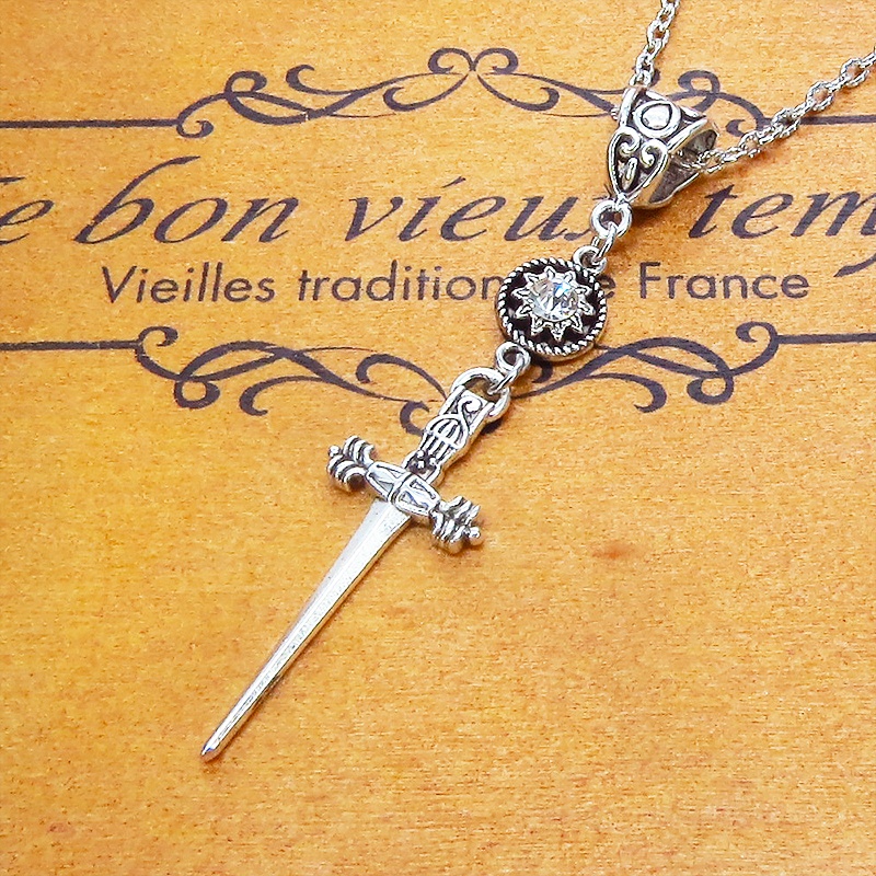 アンティークシルバー ソード(剣)とラインストーンのスリムでコンパクトなネックレス 長さ変更可