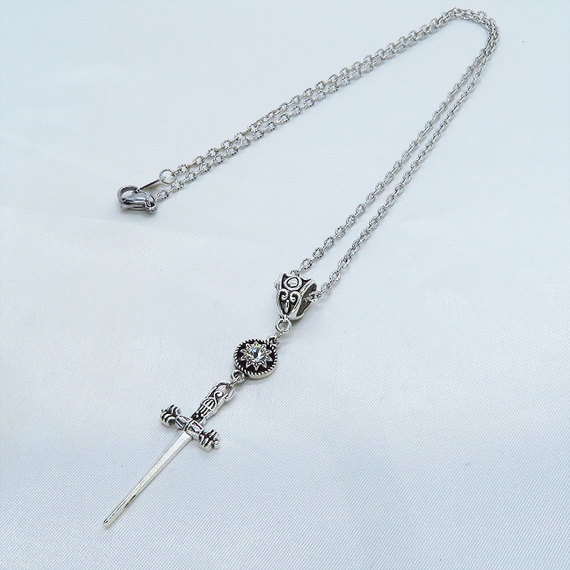 アンティークシルバー ソード(剣)とラインストーンのスリムでコンパクトなネックレス 長さ変更可