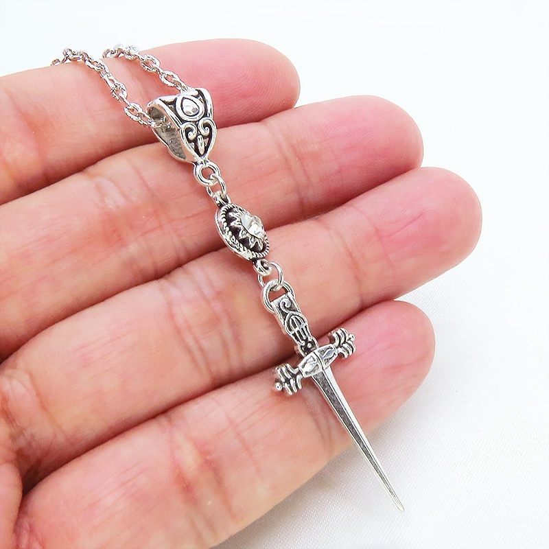 アンティークシルバー ソード(剣)とラインストーンのスリムでコンパクトなネックレス 長さ変更可