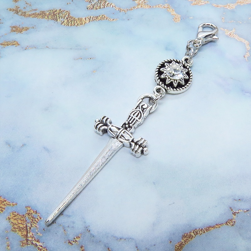 マスクチャーム シルバーカラーのソード(剣)とラインストーンのスリムなチャーム キーホルダー 金具変更可