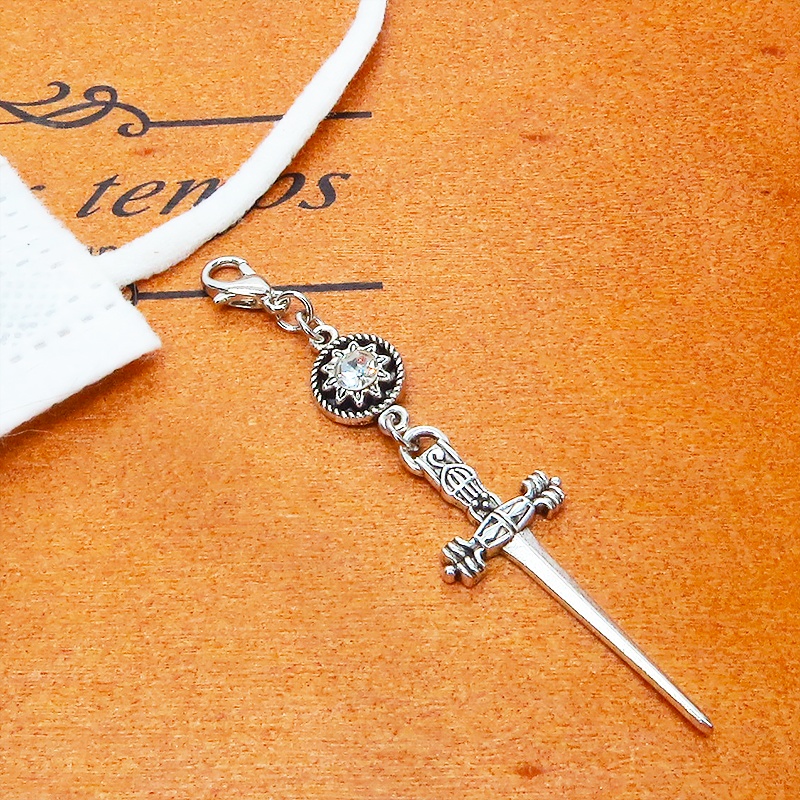 マスクチャーム シルバーカラーのソード(剣)とラインストーンのスリムなチャーム キーホルダー 金具変更可