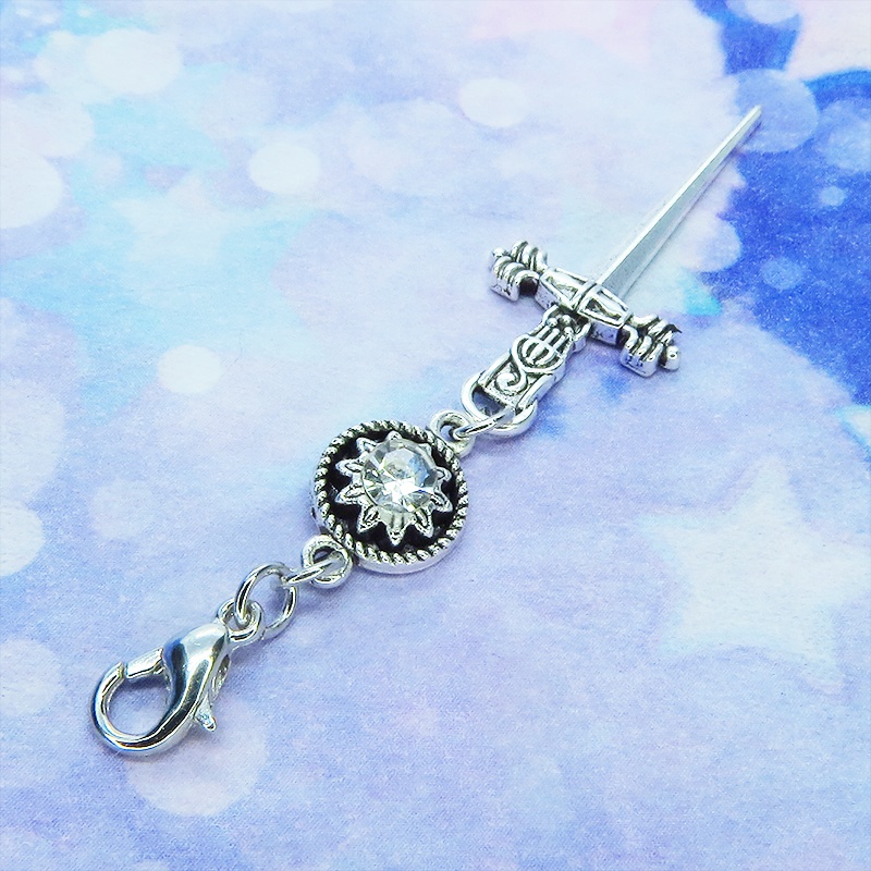 マスクチャーム シルバーカラーのソード(剣)とラインストーンのスリムなチャーム キーホルダー 金具変更可