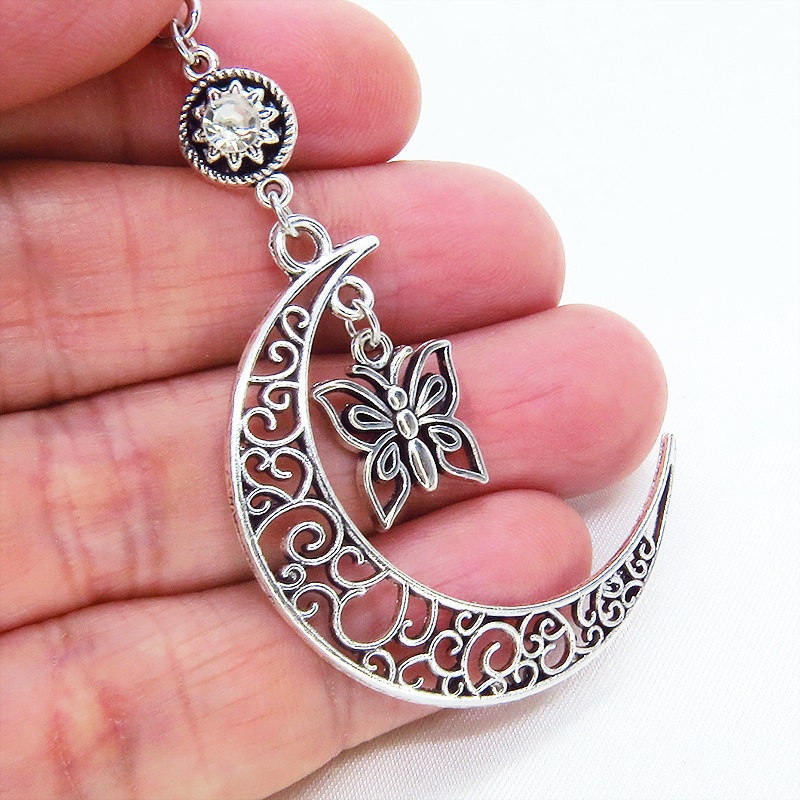 アラベスク調の透かし模様の入った三日月に蝶を吊り下げたムーンネックレス ラインストーン アジャスター ステンレス可