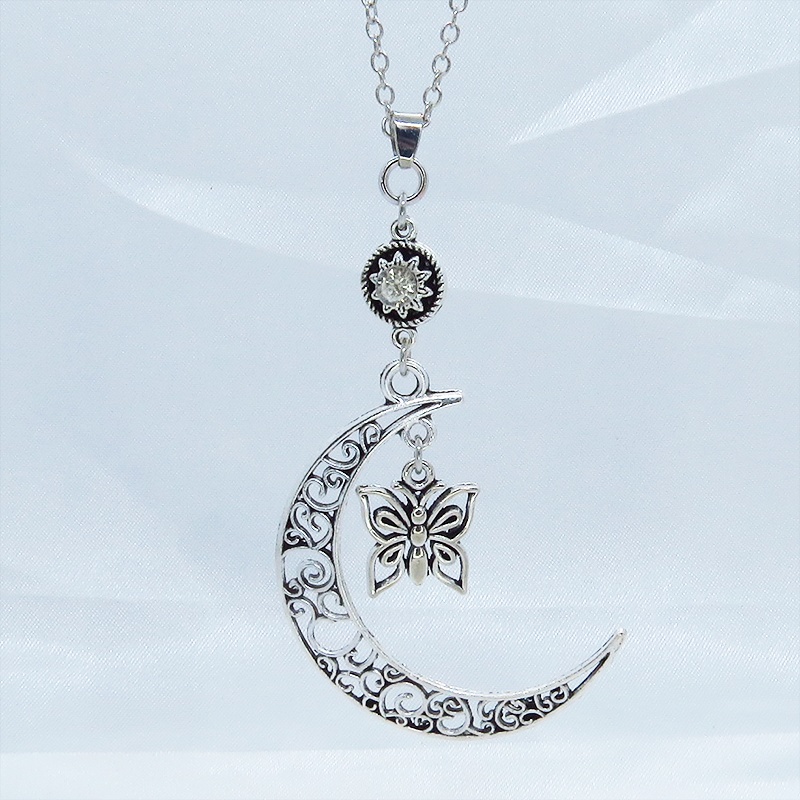 アラベスク調の透かし模様の入った三日月に蝶を吊り下げたムーンネックレス ラインストーン アジャスター ステンレス可