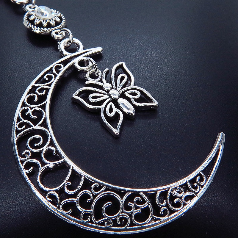 アラベスク調の透かし模様の入った三日月に蝶を吊り下げたムーンネックレス ラインストーン アジャスター ステンレス可