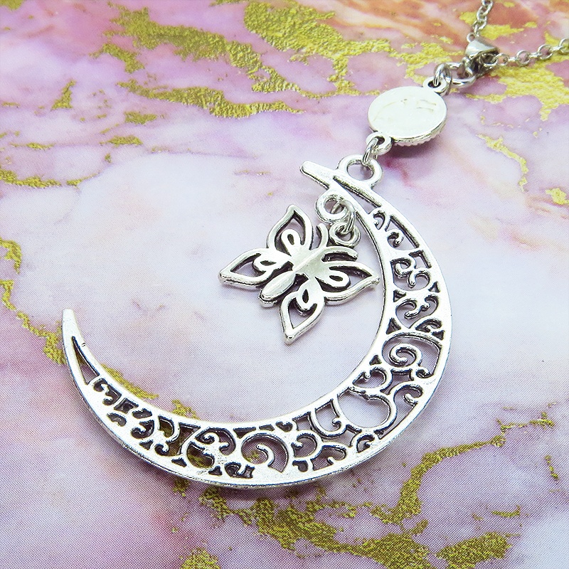 アラベスク調の透かし模様の入った三日月に蝶を吊り下げたムーンネックレス ラインストーン アジャスター ステンレス可