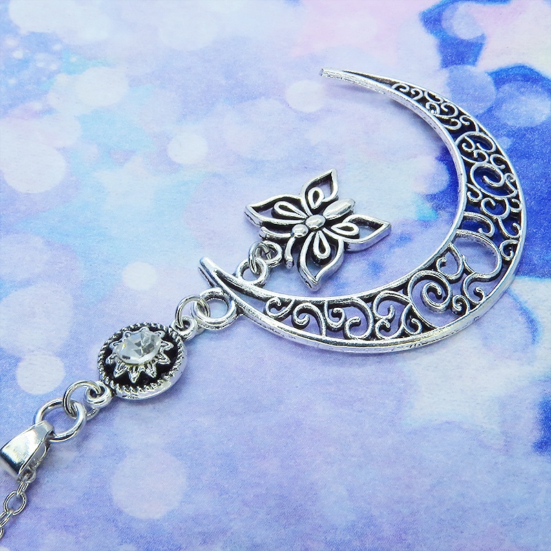 アラベスク調の透かし模様の入った三日月に蝶を吊り下げたムーンネックレス ラインストーン アジャスター ステンレス可