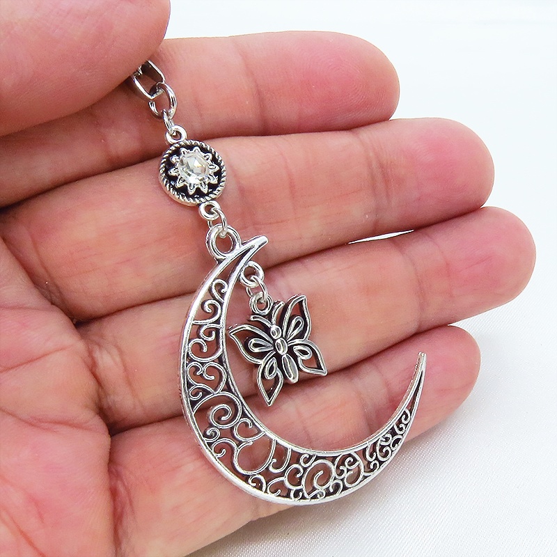 アラベスク調の透かし模様の入った三日月に蝶を吊り下げたムーンネックレス ラインストーン アジャスター ステンレス可