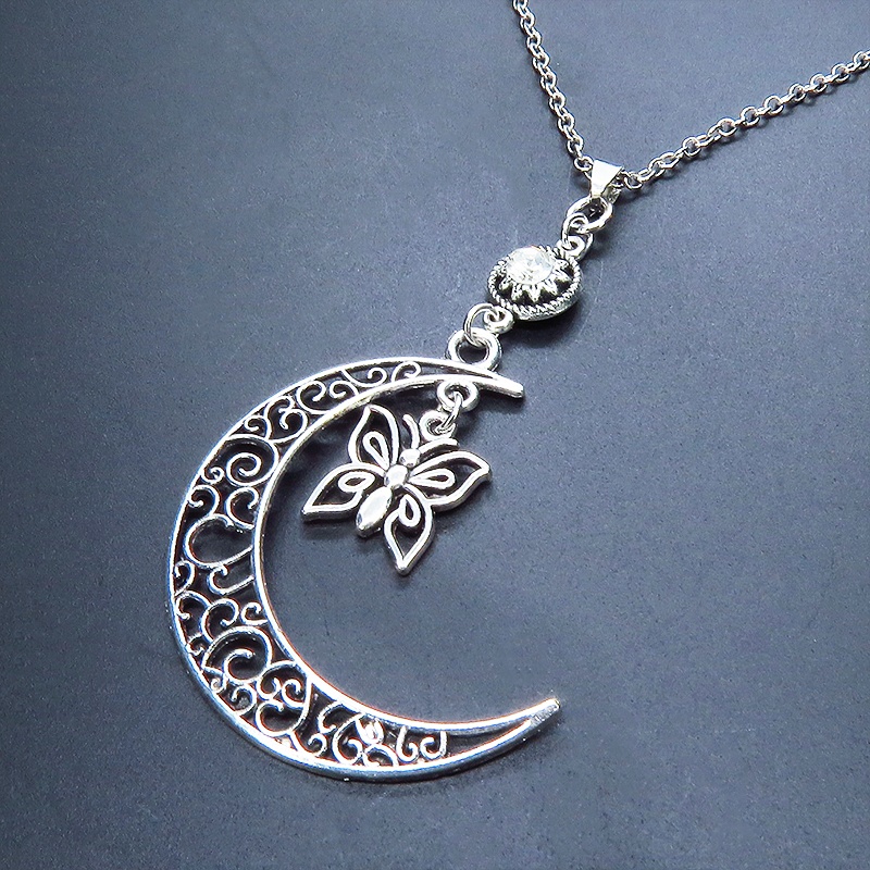 アラベスク調の透かし模様の入った三日月に蝶を吊り下げたムーンネックレス ラインストーン アジャスター ステンレス可