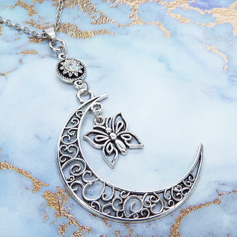 アラベスク調の透かし模様の入った三日月に蝶を吊り下げたムーンネックレス ラインストーン アジャスター ステンレス可