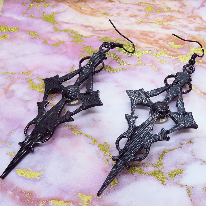 黒く輝く十字架のブラッククロスピアス スワロフスキー ロザリオ ゴシック パンク ロック