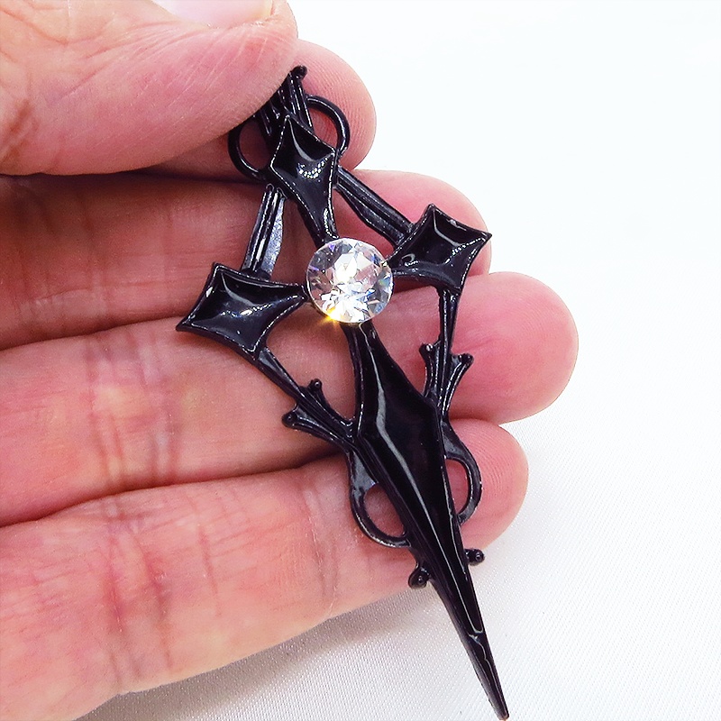 黒く輝く十字架のブラッククロスピアス スワロフスキー ロザリオ ゴシック パンク ロック