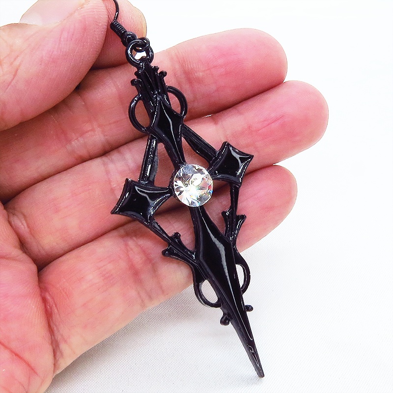 黒く輝く十字架のブラッククロスピアス スワロフスキー ロザリオ ゴシック パンク ロック
