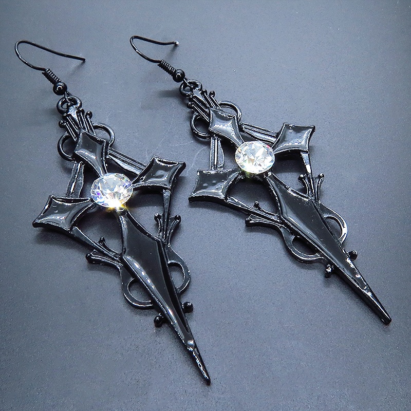 黒く輝く十字架のブラッククロスピアス スワロフスキー ロザリオ ゴシック パンク ロック