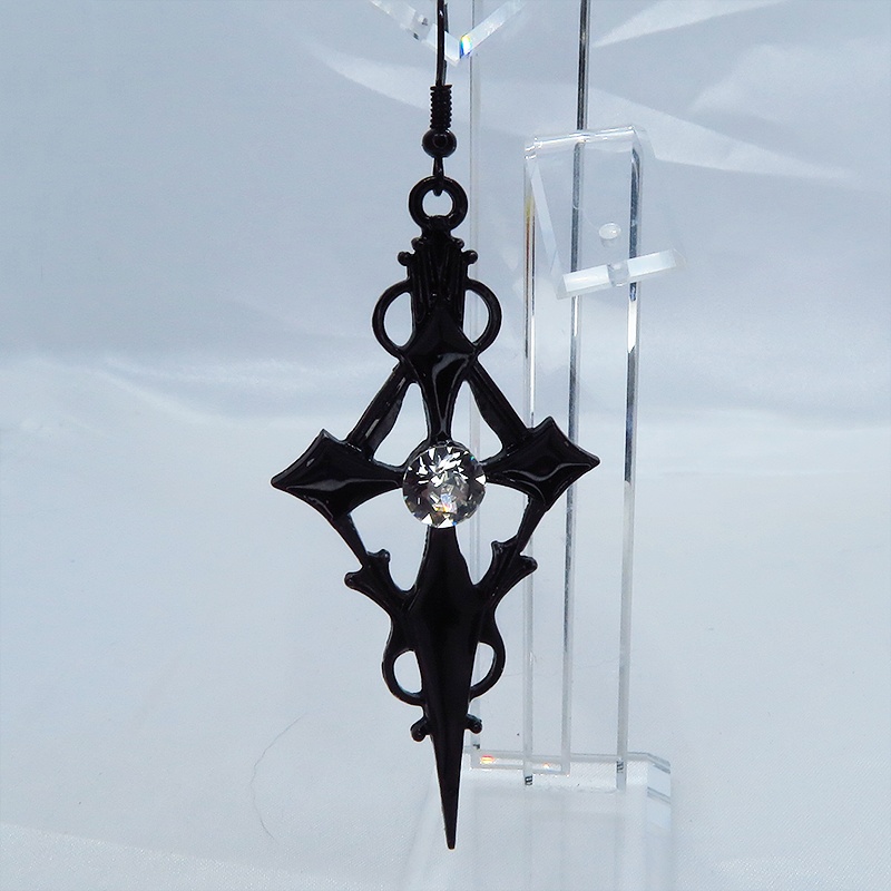 黒く輝く十字架のブラッククロスピアス スワロフスキー ロザリオ ゴシック パンク ロック