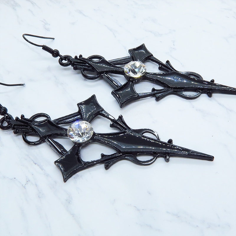 黒く輝く十字架のブラッククロスピアス スワロフスキー ロザリオ ゴシック パンク ロック