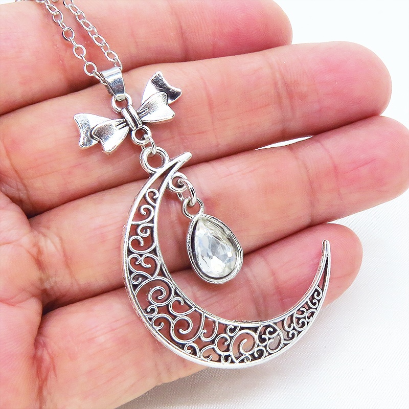 アラベスク調の透かし模様の入った三日月にラインストーンを吊り下げたムーンネックレス 長さ調整可