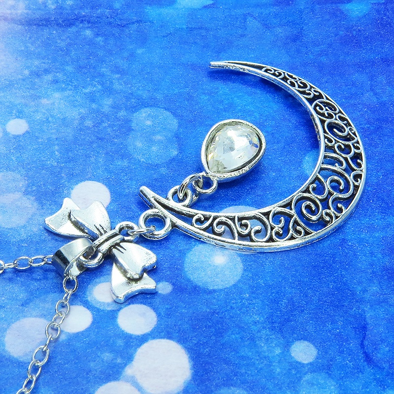 アラベスク調の透かし模様の入った三日月にラインストーンを吊り下げたムーンネックレス 長さ調整可