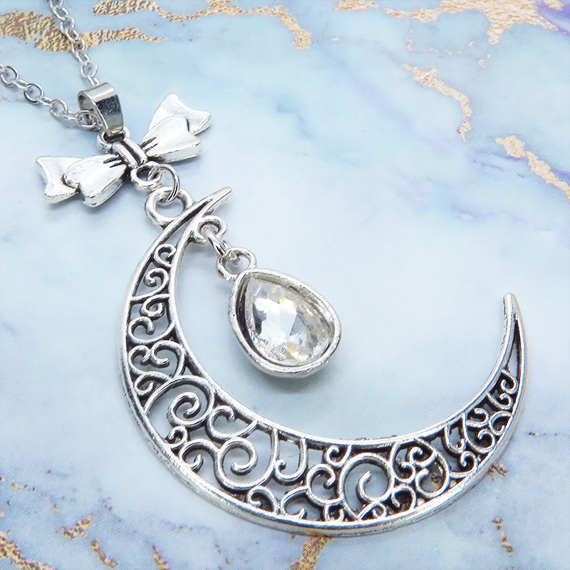 アラベスク調の透かし模様の入った三日月にラインストーンを吊り下げたムーンネックレス 長さ調整可