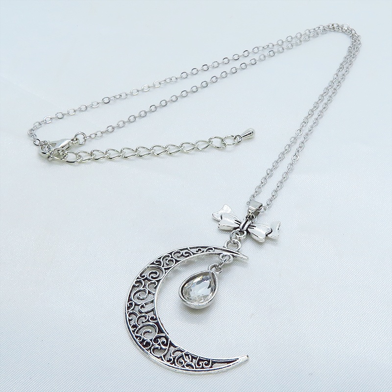 アラベスク調の透かし模様の入った三日月にラインストーンを吊り下げたムーンネックレス 長さ調整可